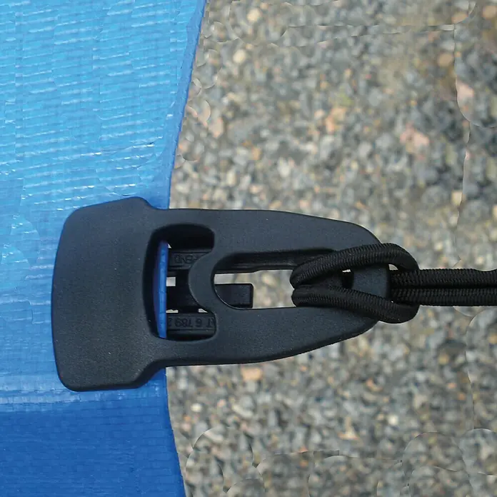 Clips Holdon Midi - 4 Stk., Schwarz - Nahaufnahme eines schwarzen Planenclips mit blauer Plane und schwarzem Gummiseil.
