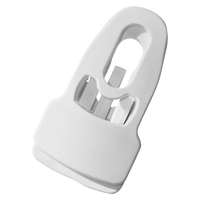 Clips Holdon Midi - 4 Stk., Weiß - Nahaufnahme einer weißen Wäscheklammer aus Kunststoff mit Öffnungen und abgerundeten Kanten auf schwarzem Hintergrund.