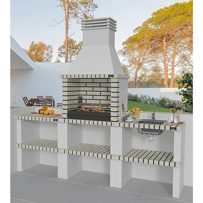 Collippo Alvor Mesa de barbacoa para barbacoa - L x An x Al: 81 x 47 x 86 cm, Gris - Imagen de una barbacoa de obra exterior con fregadero y superficie de trabajo, ideal para experiencias culinarias al aire libre. Centro de mesa para cualquier fiesta.