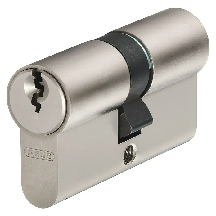 Abus Profilzylinder E30NP 30/60 B/SB - Baulänge innen: 30 mm, Baulänge außen: 60 mm, Anzahl Schlüssel: 5 Stk. - Nahaufnahme eines ABUS-Profilzylinders aus Metall mit Schlüsselkanal, der Sicherheit und Zuverlässigkeit für Türschlösser bietet.