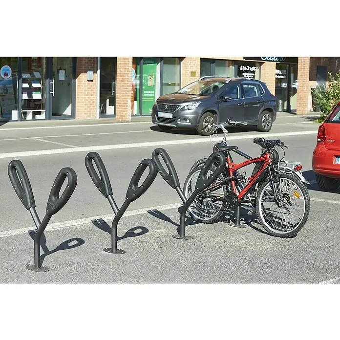 Mottez Fahrradständer - L x B x H: 95 x 16 x 79 cm, 2 Bügel - Nahaufnahme eines Fahrradständers mit geparkten Fahrrädern davor, ideal für eine sichere und ordentliche Aufbewahrung im öffentlichen Raum.