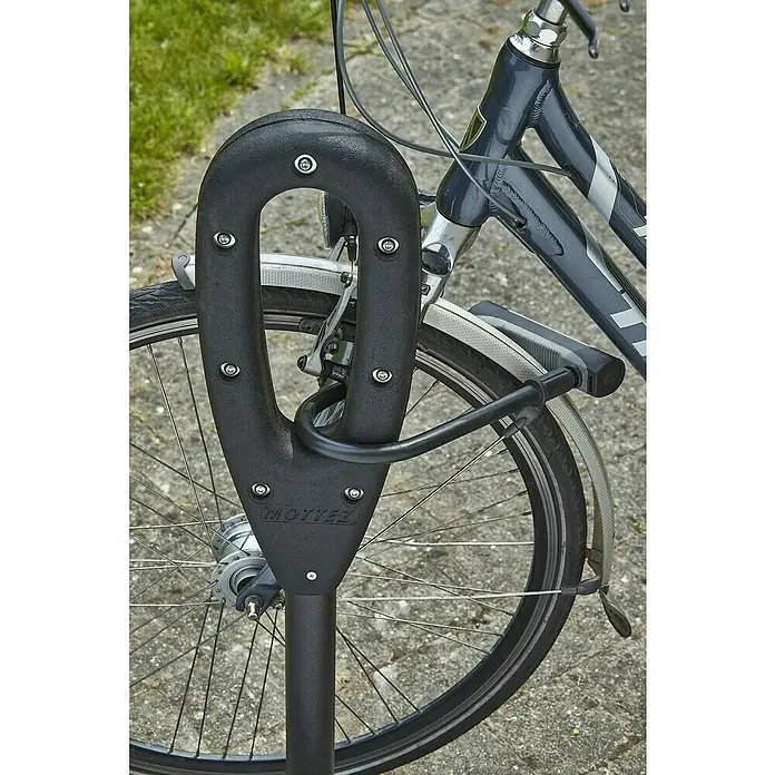 Mottez Fahrradständer - L x B x H: 26 x 16 x 80 cm, 1 Bügel - Nahaufnahme eines Fahrrads, das mit einem stabilen Mottez-Fahrradständer und einem U-förmigen Schloss gesichert ist.