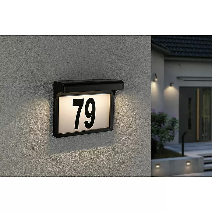 Paulmann Solar-Hausnummer Dayton II - Schwarz, Warmweiß - Ein schwarzes, solarbetriebenes beleuchtetes Hausnummernschild '79' leuchtet hell bei Nacht.
