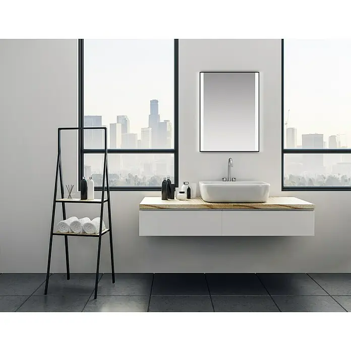 DSK Lichtspiegel Black Star - 80 x 60 cm - Modernes Badezimmer mit einem Waschtisch mit Holzplatte, einem quadratischen Spiegel und einem schwarzen Regal mit Handtüchern.