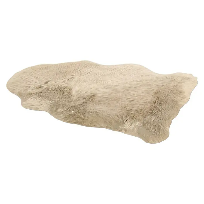 Esbeco Schaffell - Taupe, 80 x 50 cm, 100 % Echtfell - Ein beiger, unregelmäßig geformter Teppich mit langem, weichem Fell auf einem schwarzen Hintergrund.