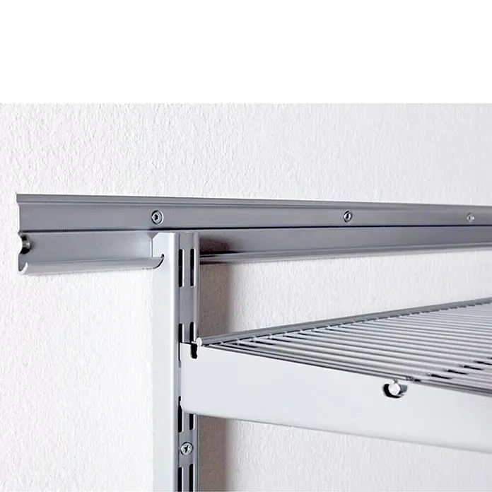Element System Twin Drahtbodenträger - Länge: 32 cm, Weiß, Belastbarkeit: 30 kg - Nahaufnahme eines an der Wand montierten Regalsystems mit Metalleisten, die eine robuste und flexible Aufbewahrungslösung bieten.
