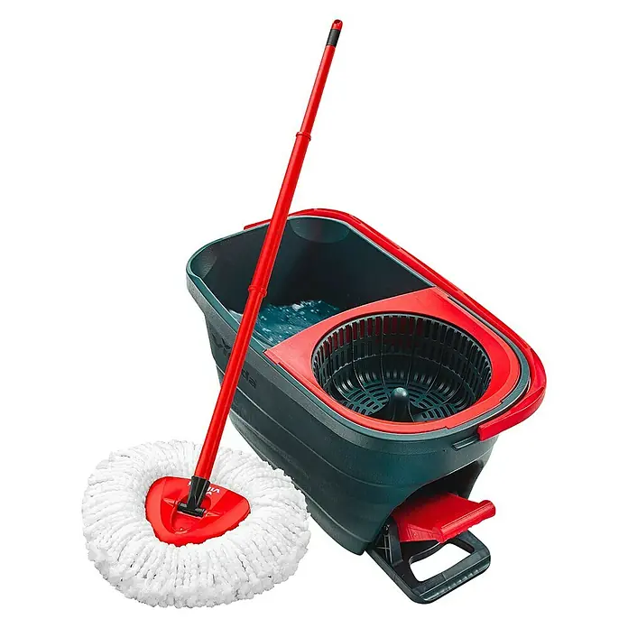 Vileda Set de limpieza Turbo smart - Otros, Rojo/Gris - Una fregona roja y un cubo con escurridor se destacan sobre un fondo negro.