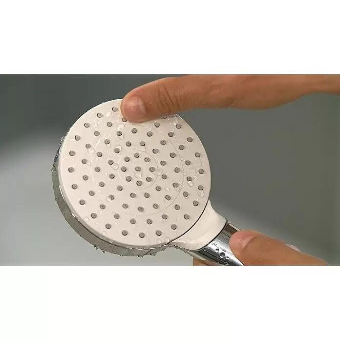 Hansgrohe Crometta Brause-Set 100 Vario - Anzahl Strahlarten: 2 Stk., Durchmesser Handbrause: 10 cm, Chrom - Weiße Handbrause mit Chromakzenten, von Fingern gehalten, mit Wassertropfen auf der Oberfläche.