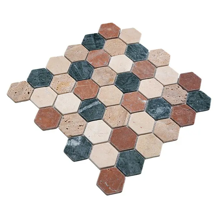 Mosaikfliese Hexagon Mix MOS HXN RND - 29,8 x 30,5 cm, Creme/Beige/Rot/Grün, Matt - Nahaufnahme eines Musters aus sechseckigen Marmorfliesen in verschiedenen Farben, die auf einer schwarzen Oberfläche angeordnet sind.