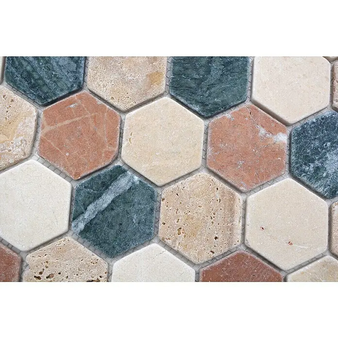 Mosaikfliese Hexagon Mix MOS HXN RND - 29,8 x 30,5 cm, Creme/Beige/Rot/Grün, Matt - Nahaufnahme von Sechseck-Mosaikfliesen in verschiedenen Farbnuancen, die ein interessantes Muster bilden.