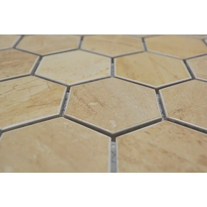 Mosaikfliese Hexagon CTR HX31CM - 32,5 x 28,1 cm, Beige, Matt - Nahaufnahme von sechseckigen Bodenfliesen in Beige mit sichtbaren Fugenlinien für ein modernes, geometrisches Design.\n