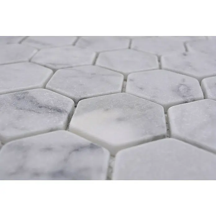 Mosaikfliese Hexagon Uni MOS HXN 2000 - 29,8 x 30,5 cm, Weiß, Matt - Nahaufnahme von weißen Marmor-Sechseckfliesen, die eine elegante Textur und ein anspruchsvolles Muster für moderne Innenräume bieten.