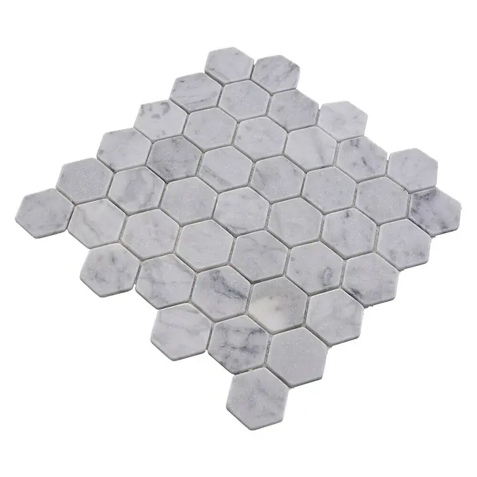 Mosaikfliese Hexagon Uni MOS HXN 2000 - 29,8 x 30,5 cm, Weiß, Matt - Nahaufnahme von Marmor-Mosaikfliesen in Sechseckform, die sich ideal für stilvolle Wand- und Bodengestaltungen eignen.