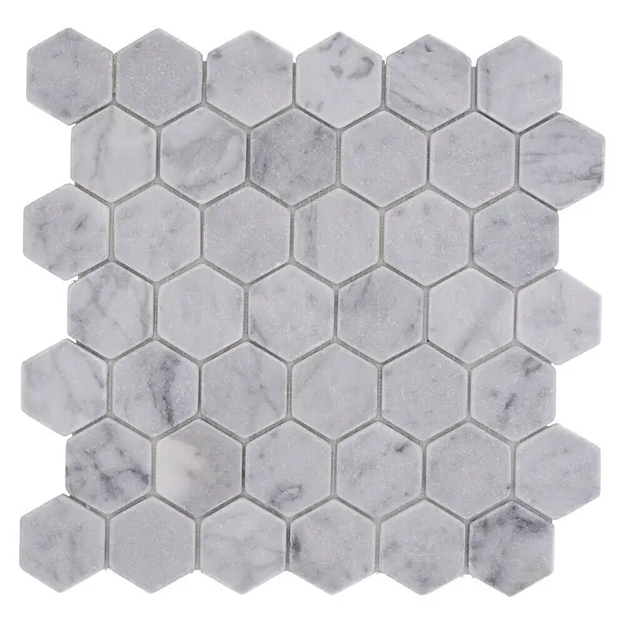 Mosaikfliese Hexagon Uni MOS HXN 2000 - 29,8 x 30,5 cm, Weiß, Matt - Nahaufnahme eines Musters aus weißen Marmor-Sechseckfliesen, die ein elegantes und zeitloses Design für jeden Raum bieten.
