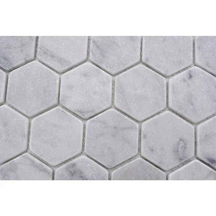 Mosaikfliese Hexagon Uni MOS HXN 2000 - 29,8 x 30,5 cm, Weiß, Matt - Nahaufnahme von hellgrauen Marmor-Sechseckfliesen, die ein elegantes und modernes Muster für Wände und Böden bilden.