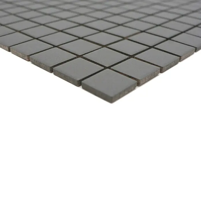 Mosaikfliese Quadrat Uni AT 950 - 32,6 x 30 cm, Grau, Matt - Nahaufnahme einer grauen, quadratischen Mosaikfliese, die sich perfekt für elegante und moderne Innenräume eignet.
