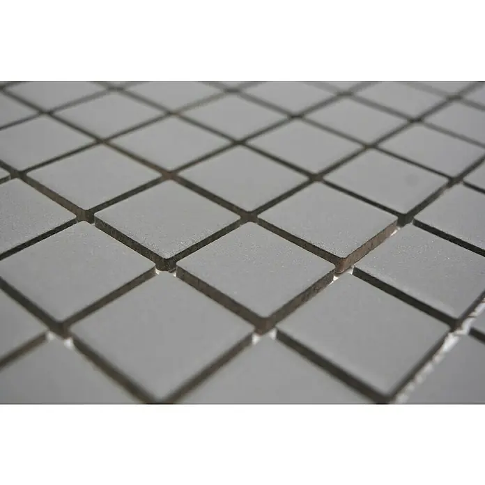 Mosaikfliese Quadrat Uni AT 950 - 32,6 x 30 cm, Grau, Matt - Nahaufnahme von quadratischen, grauen Mosaikfliesen, die ein gleichmäßiges Muster bilden. Ideal für moderne Bad- und Küchengestaltungen.