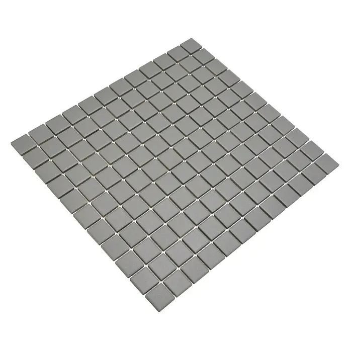 Mosaikfliese Quadrat Uni AT 950 - 32,6 x 30 cm, Grau, Matt - Nahaufnahme eines quadratischen Mosaikfliesenblatts in Grau, ideal für die Gestaltung von Innenräumen. Die Fliesen sind auf einem Netzträger befestigt.