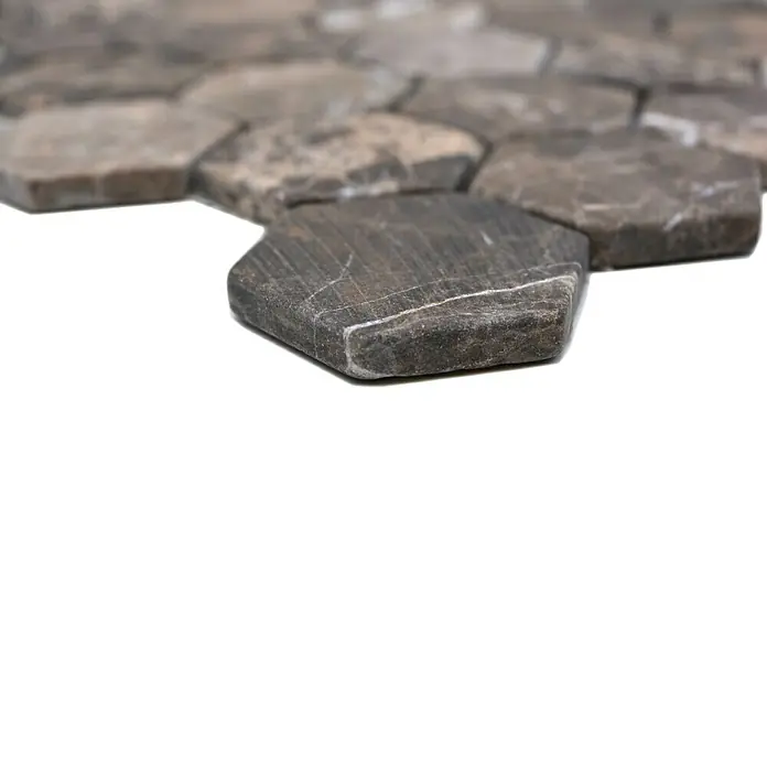 Mosaikfliese Hexagon MOS HXN 476 - 29,8 x 30,5 cm, Braun, Matt - Nahaufnahme eines sechseckigen, braunen Steinmosaiks mit sichtbarer Textur und einzigartiger Maserung. Perfekt für stilvolle Wand- und Bodengestaltungen.