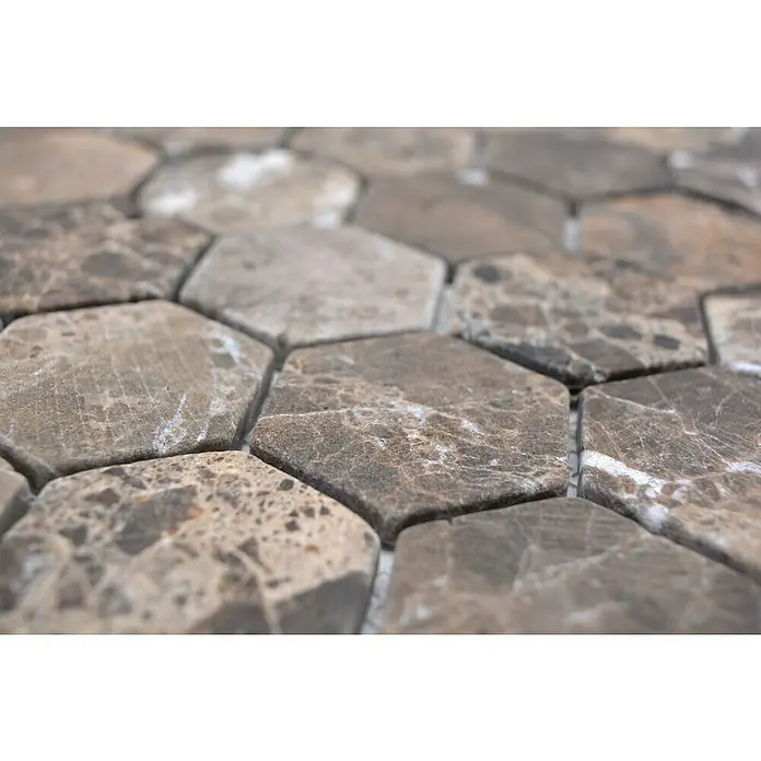 Mosaikfliese Hexagon MOS HXN 476 - 29,8 x 30,5 cm, Braun, Matt - Nahaufnahme von sechseckigen Bodenfliesen aus braunem Marmor, die ein elegantes und natürliches Muster für Innenräume schaffen.