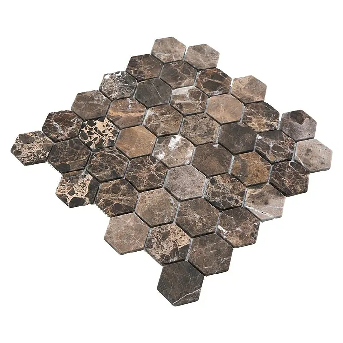 Mosaikfliese Hexagon MOS HXN 476 - 29,8 x 30,5 cm, Braun, Matt - Das Bild zeigt eine Nahaufnahme eines Mosaiks aus braunen sechseckigen Natursteinen auf schwarzem Hintergrund.