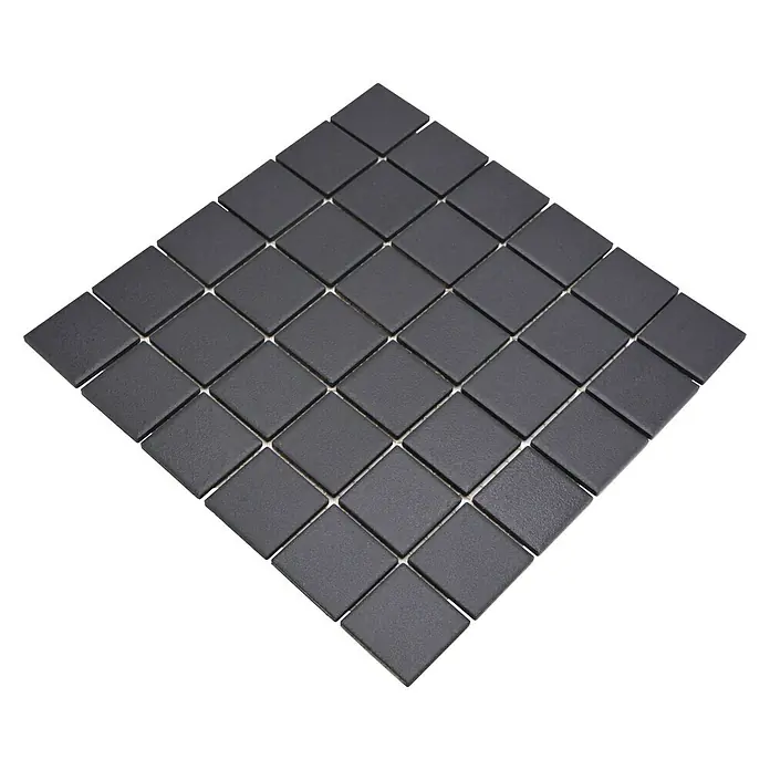 Mosaikfliese Quadrat Uni SAT 402 - 29,8 x 29,8 cm, Schwarz, Matt - Quadratische, schwarze Mosaikfliesen auf einem schwarzen Hintergrund. Ideal für stilvolle Wand- oder Bodengestaltung.