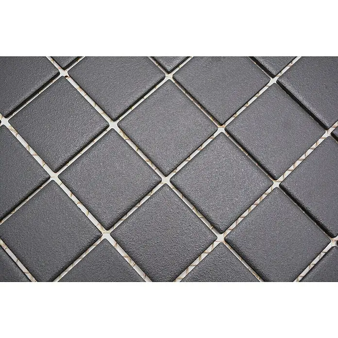 Mosaikfliese Quadrat Uni SAT 402 - 29,8 x 29,8 cm, Schwarz, Matt - Nahaufnahme von schwarzen quadratischen Mosaikfliesen mit weißem Fugenmörtel, die eine stilvolle Oberfläche für Böden oder Wände bilden.