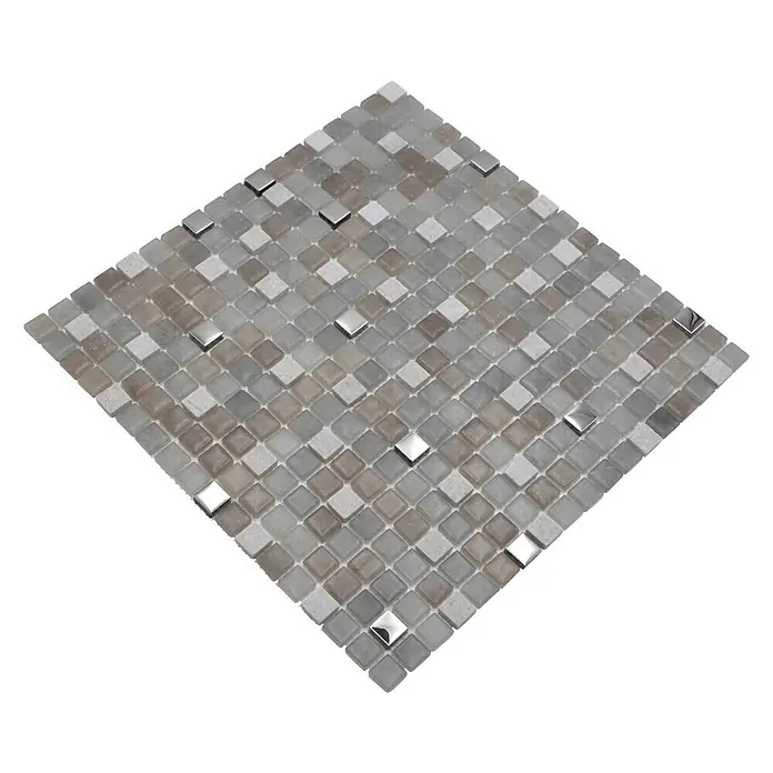 Mosaikfliese Quadrat Crystal Mix LOPE 04AN - 30 x 30 cm, Grau, Glänzend - Nahaufnahme eines Mosaiks mit quadratischen Fliesen in Grau- und Silbertönen, das eine elegante und moderne Ästhetik bietet.