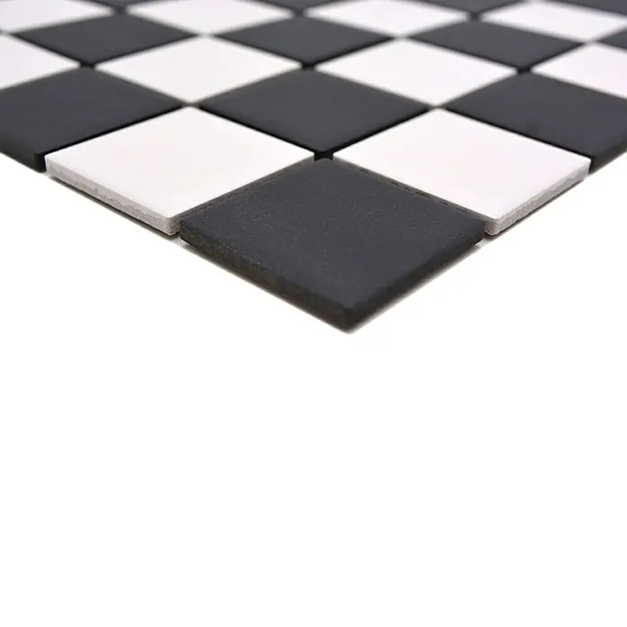 Mosaikfliese Quadrat Mix SAT 348 - 29,8 x 29,8 cm, Schwarz/Weiß, Matt - Nahaufnahme von quadratischen, schwarzen und weißen Keramikfliesen, die ein schachbrettartiges Muster bilden. Ideal für Bodenbeläge und Wandverkleidungen.