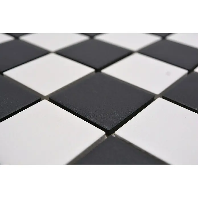 Mosaikfliese Quadrat Mix SAT 348 - 29,8 x 29,8 cm, Schwarz/Weiß, Matt - Nahaufnahme von schwarz-weißen Schachbrettfliesen, die ein klassisches und zeitloses Muster für Bodenbeläge oder Wandverkleidungen bilden.