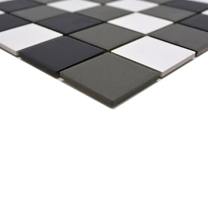 Mosaikfliese Quadrat Mix SAT 543 - 29,8 x 29,8 cm, Schwarz/Grau/Weiß, Matt - Nahaufnahme von quadratischen Mosaikfliesen in Grau-, Schwarz- und Weißtönen, die ein Schachbrettmuster bilden, ideal für moderne Innenräume.