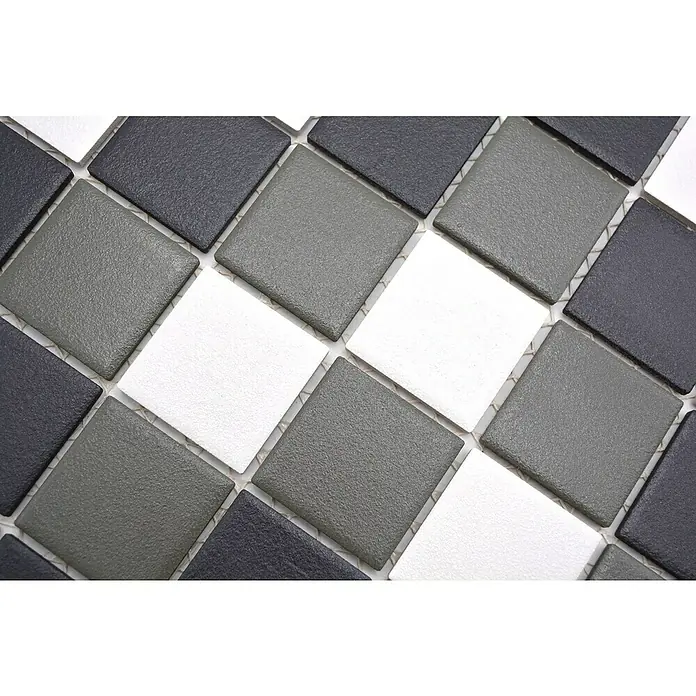 Mosaikfliese Quadrat Mix SAT 543 - 29,8 x 29,8 cm, Schwarz/Grau/Weiß, Matt - Nahaufnahme eines Mosaiks mit quadratischen Fliesen in Weiß-, Grau- und Schwarztönen. Die Textur der Fliesen ist leicht rau und matt.