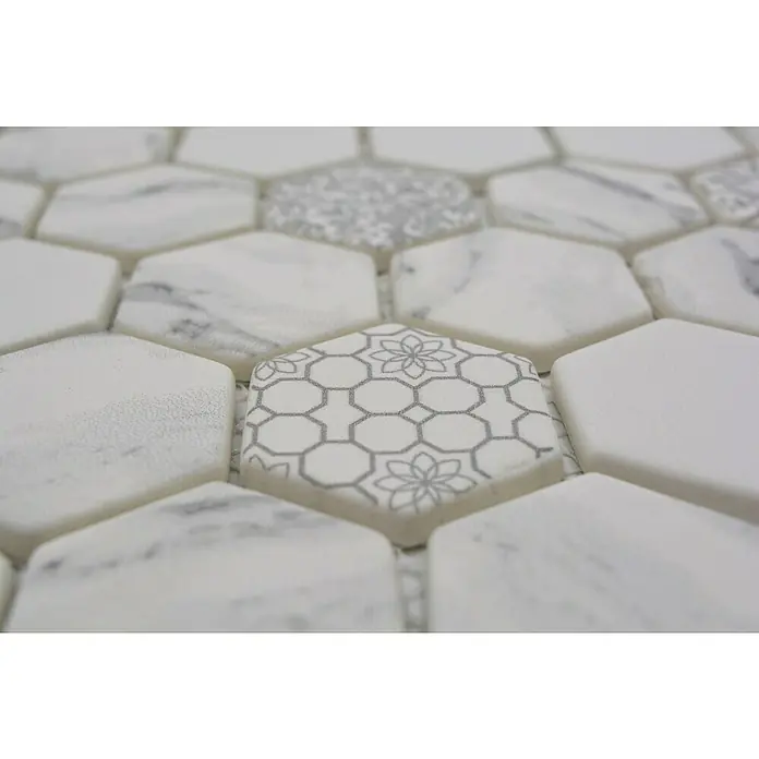 Mosaikfliese Hexagon Mix EMILY HX65 - 32,4 x 28 cm, Grau/Weiß, Matt - Nahaufnahme von weißen sechseckigen Fliesen mit Marmor- und Blumenmuster, die ein elegantes und modernes Design für jeden Raum bieten.