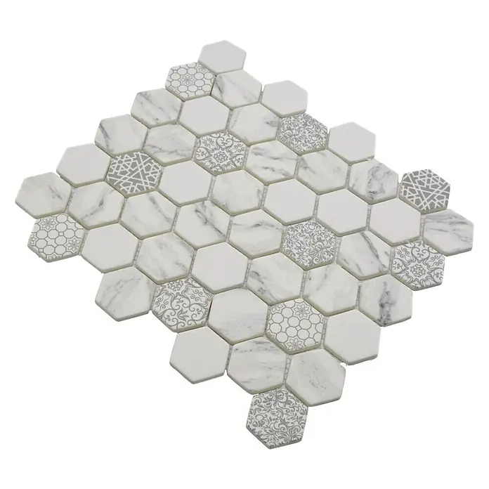 Mosaikfliese Hexagon Mix EMILY HX65 - 32,4 x 28 cm, Grau/Weiß, Matt - Hexagonale Fliesen in Weiß- und Marmoroptik mit dekorativen Mustern, ideal für stilvolle Wand- oder Bodengestaltung.