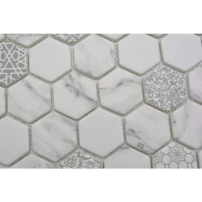 Mosaikfliese Hexagon Mix EMILY HX65 - 32,4 x 28 cm, Grau/Weiß, Matt - Nahaufnahme von sechseckigen Fliesen in Weiß mit Marmor- und Musterakzenten, die ein elegantes und modernes Design für Badezimmerböden oder Wände bieten.