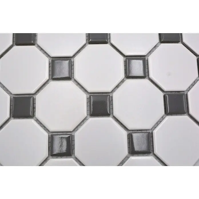 Mosaikfliese Octagon Octa G469 - 29,5 x 29,5 cm, Weiß/Grau, Matt - Nahaufnahme eines Mosaikmusters mit abwechselnd weißen, achteckigen und grauen, quadratischen Fliesen, die ein elegantes und zeitloses Design zeigen.