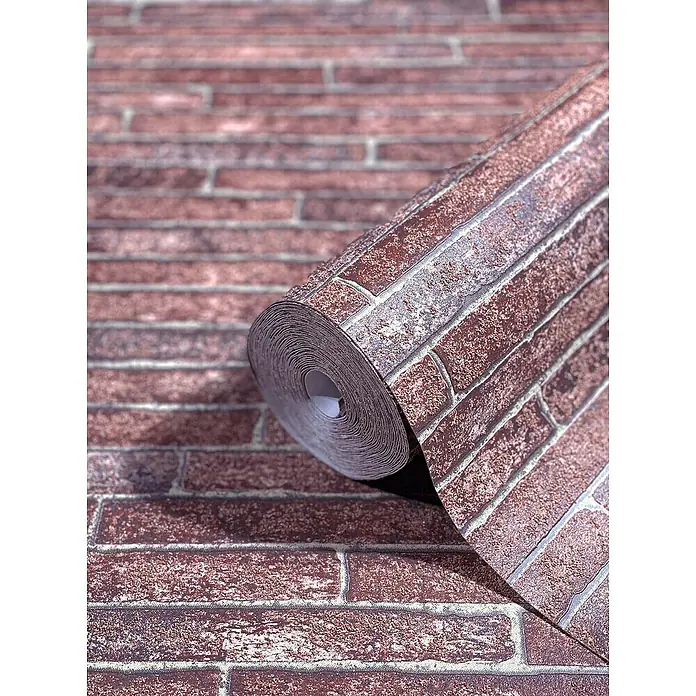 Marburg Sand & Stones Vliestapete Steinmauer I - Rot, Steinoptik, 10,05 x 0,53 m - Nahaufnahme einer Rolle Backsteintapete, die ein realistisches Mauerwerkdesign zeigt und sich perfekt für eine moderne Inneneinrichtung eignet.