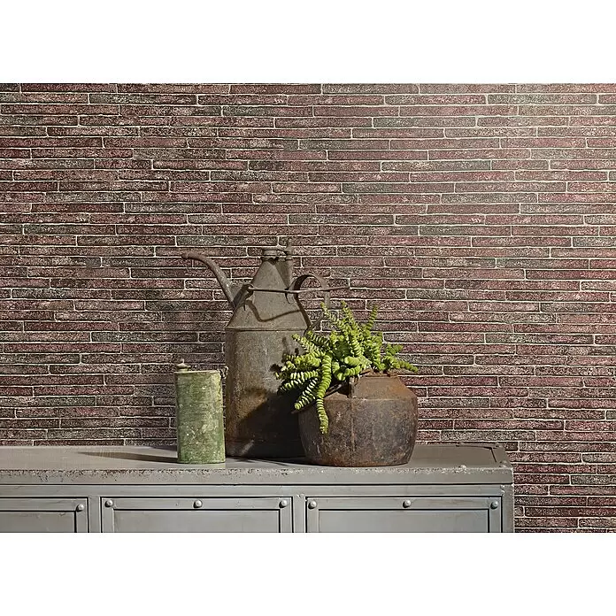 Marburg Sand & Stones Vliestapete Steinmauer I - Rot, Steinoptik, 10,05 x 0,53 m - Rotbraune Ziegelsteinmuster-Tapete, die eine rustikale Wand als Hintergrund für Dekoartikel bildet.
