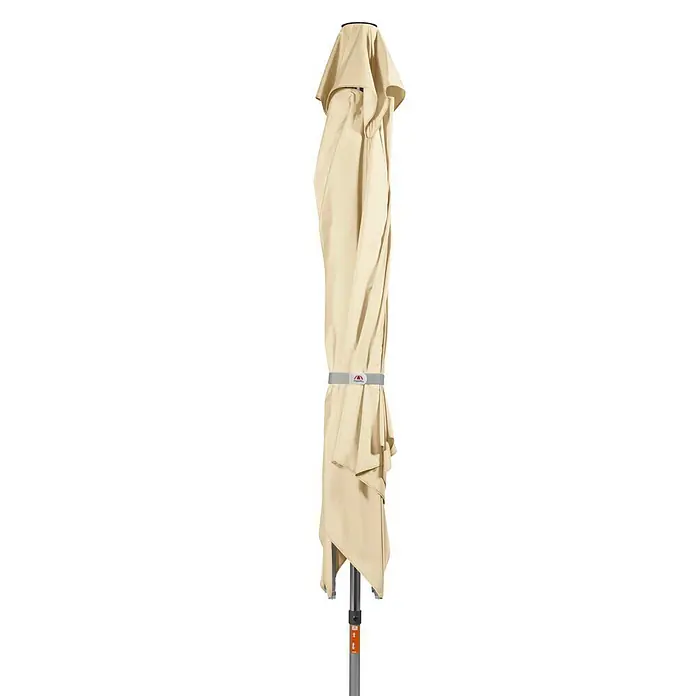 Doppler Alu Expert Marktschirm TeleskopNatur, L x B: 350 x 350 cm - Ein zusammengeklappter, beiger Sonnenschirm mit einem grauen Ständer ist vor einem schwarzen Hintergrund abgebildet.