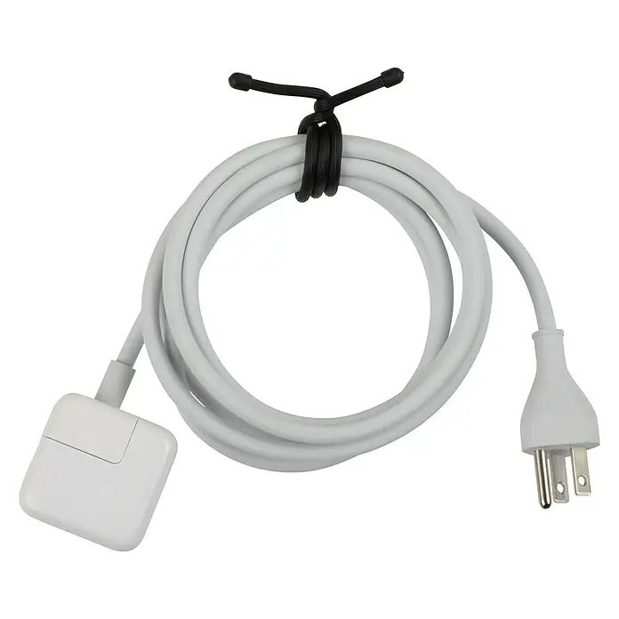 Nite Ize Kabelbinder Gear Tie - Schwarz, L x B: 221 x 8 mm, 2 Stk. - Weißes Ladekabel mit Stecker und schwarzem Kabelbinder auf schwarzem Hintergrund. Ideal zum Aufladen Ihrer Geräte.