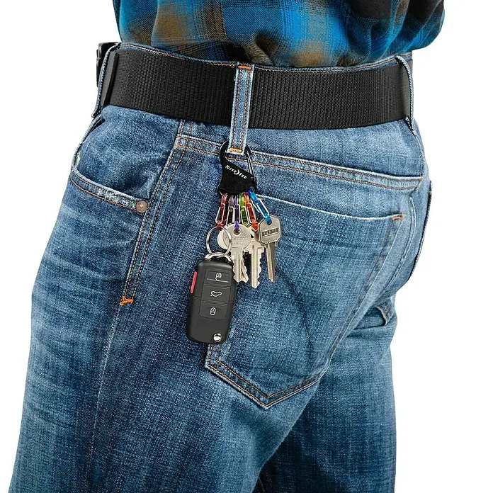 Nite Ize Karabinerhaken KeyRack - L x B: 12 x 2 mm - Nahaufnahme einer Nite Ize S-Biner KeyRack Schlüsselanhänger-Kombination mit Autoschlüssel und Hausschlüsseln am Gürtel befestigt.