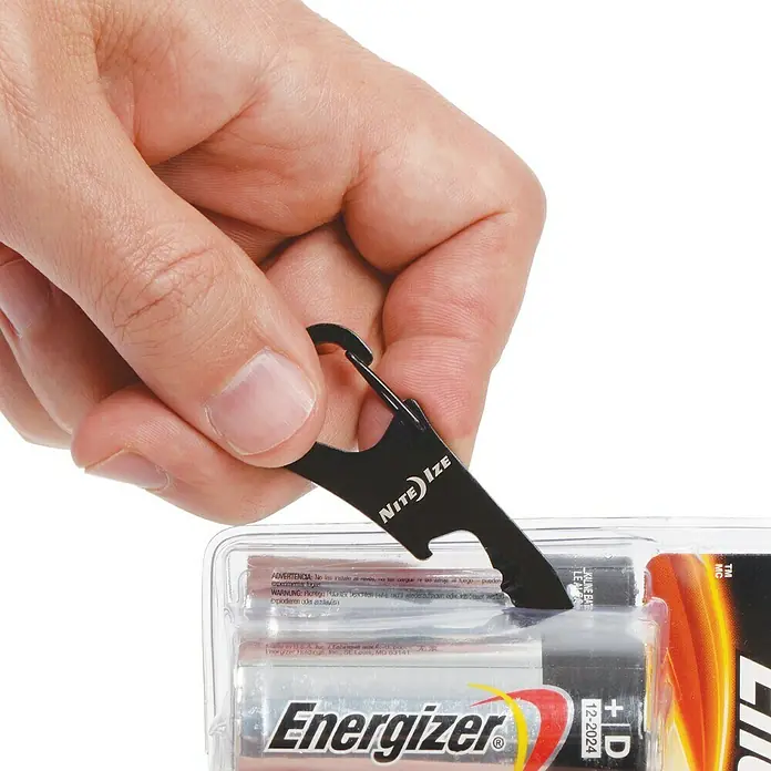 Nite Ize Multi-Tool DoohicKey ClipKey - Schwarz - Nahaufnahme eines Nite Ize Gadget-Werkzeugs beim Öffnen einer Energizer-Batterieverpackung. Vielseitiges und praktisches Mini-Werkzeug.