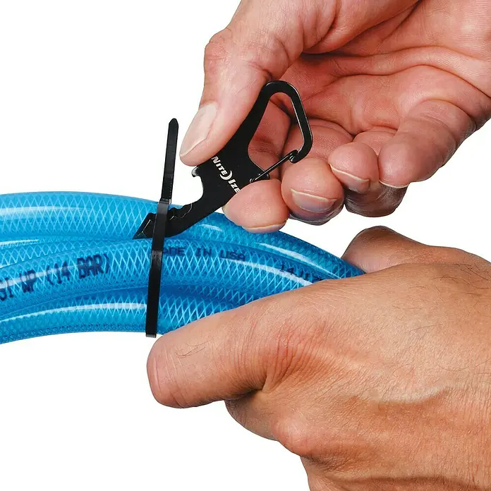 Nite Ize Multi-Tool DoohicKey ClipKey - Schwarz - Nahaufnahme eines Nite Ize Werkzeugs, das an einem blauen Schlauch mit einem schwarzen Kabelbinder befestigt ist.