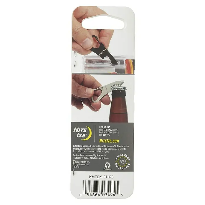 Nite Ize Multi-Tool DoohicKey ClipKey - Schwarz - Nahaufnahme der Rückseite eines Nite Ize Schlüsselanhänger-Multitools mit Flaschenöffner und Karabinerclip mit Produktinformationen.
