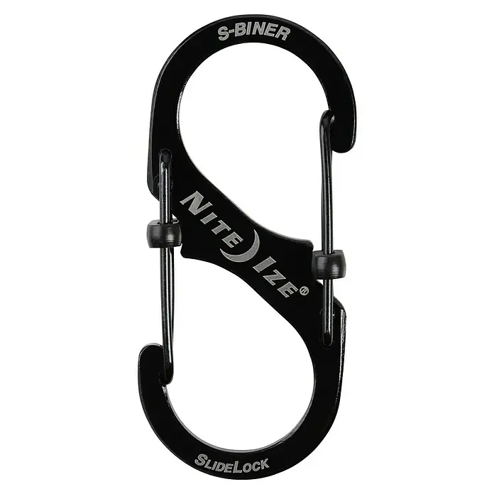 Nite Ize Doppelkarabiner S-Biner Slidelock - L x B: 104 x 13 mm, Edelstahl, Schwarz - Nahaufnahme eines schwarzen Nite Ize S-Biner SlideLock Karabiners, ideal zum Befestigen und Organisieren von Gegenständen.