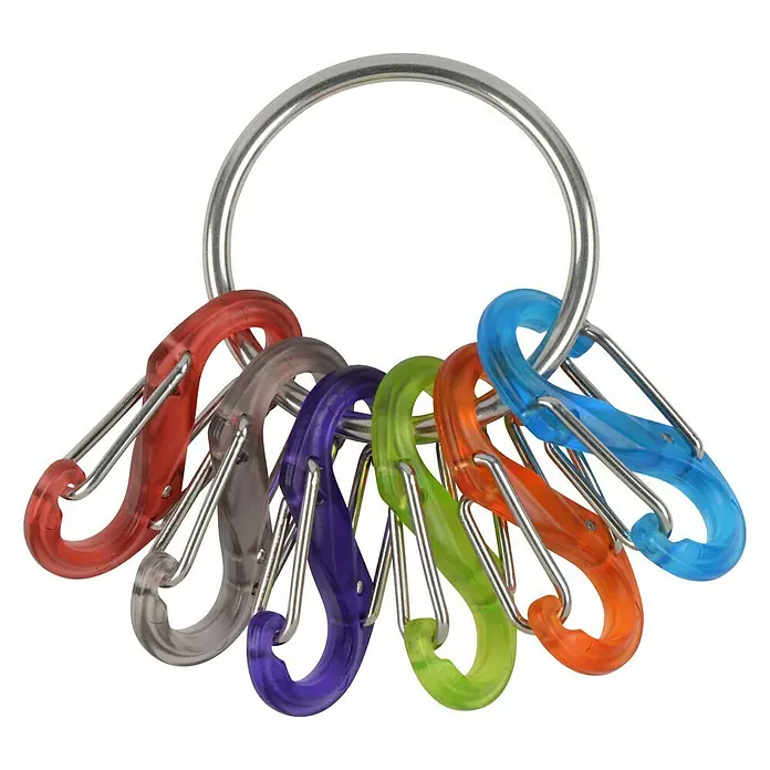 Nite Ize Karabinerhaken S-Biner KeyRing - L x B: 57 x 14 mm, Edelstahl - Eine Nahaufnahme eines Schlüsselrings mit mehreren bunten, transparenten Karabinerhaken an einem silbernen Ring vor einem schwarzen Hintergrund.