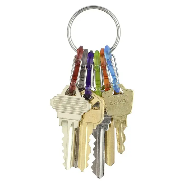 Nite Ize Karabinerhaken S-Biner KeyRing - L x B: 57 x 14 mm, Edelstahl - Schlüsselbund mit bunten Anhängern und verschiedenen Schlüsseln, die an einem Metallring befestigt sind.