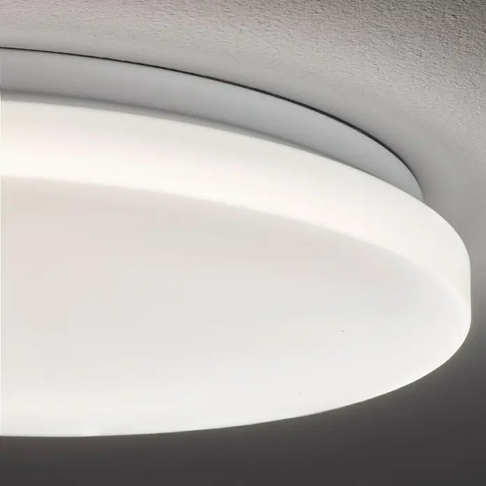 Eglo LED-Deckenleuchte rund POGLIOLA - 15 W, Ø x H: 31 x 5,5 cm, Weiß, Warmweiß - Nahaufnahme einer runden, weißen Deckenleuchte, die ein helles, diffuses Licht abgibt und sich nahtlos in die Decke einfügt.