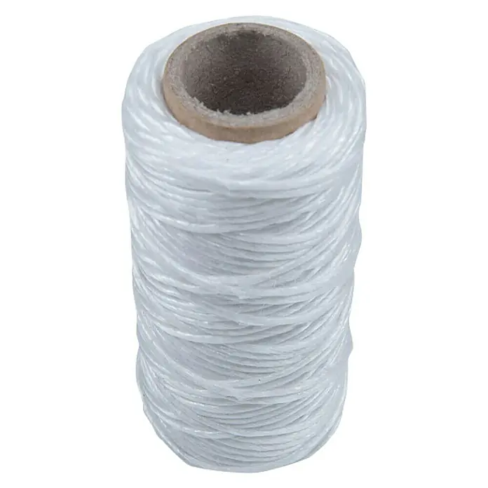Cuerda B34177 - 2 mm x 50 m, Plástico, Blanco, Carga soportada: 9 kg - Primer plano de una bobina de hilo encerado blanco con bobina de cartón.