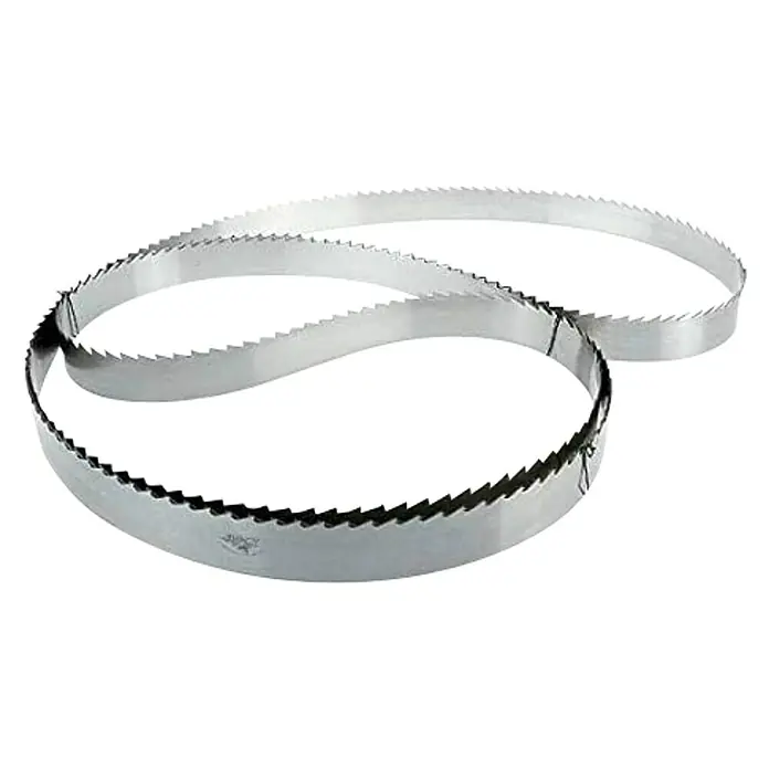 Hoja de sierra de cinta F28 - L x An: 1.820 x 6 mm - Primer plano de una hoja de sierra de cinta con dientes afilados, diseñada para trabajos de carpintería precisos.